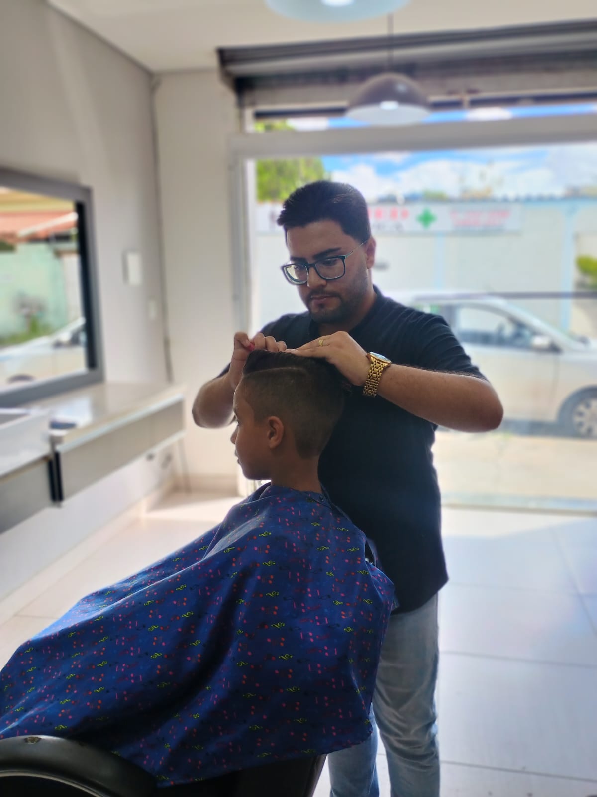 João Victor trabalhando na barbearia